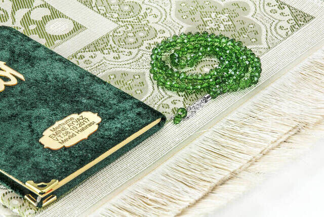 10 Pieces Special Gift Set - Velvet Covered Yasin Book - Pocket Size - Name Plate - Prayer Rug - Rosary - Boxed - Green - 2