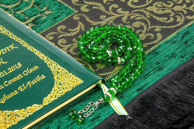 50 PCS - Name Printed Hardcover Book of Yasin - With Prayer Rug - Rosary - Boxed - Green - Mevlit Gift Set - 4