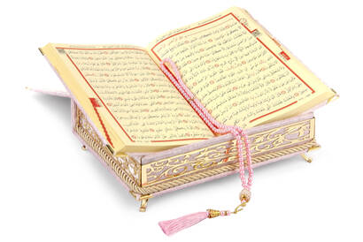 Personalized Gift Quran Set with Sponge Velvet Covered Box Pink - 3