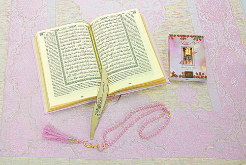 Quran with English Meaning and Medina Calligraphy and Prayer Rug Set Pink - 4