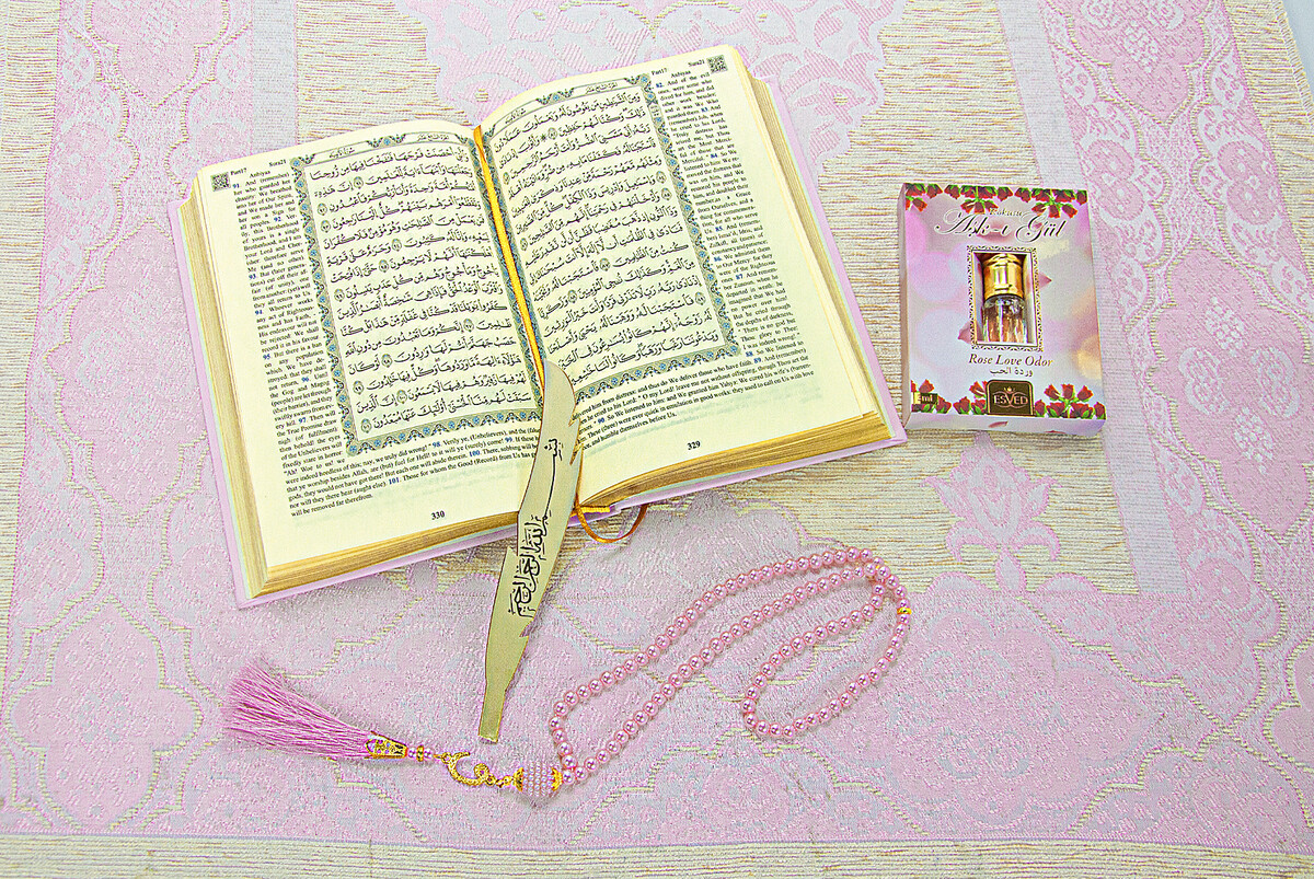 Quran with English Meaning and Medina Calligraphy and Prayer Rug Set Pink - 4