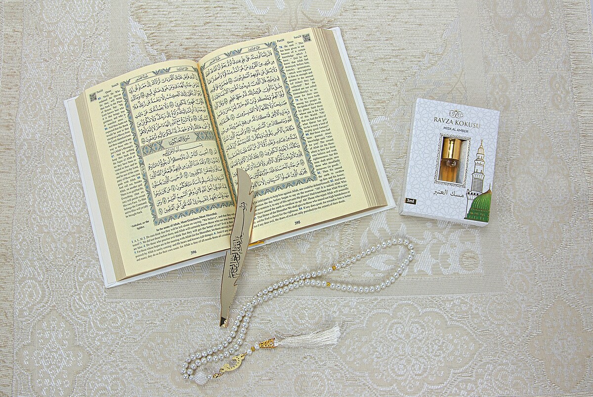 Quran with English Meaning and Medina Calligraphy and Prayer Rug Set White - 5