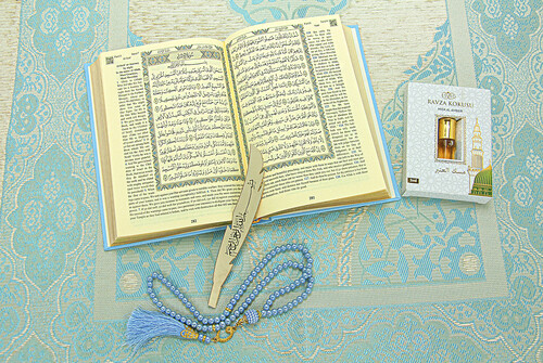 Quran with English Translation Medina Calligraphy and Prayer Rug Set Blue - 5