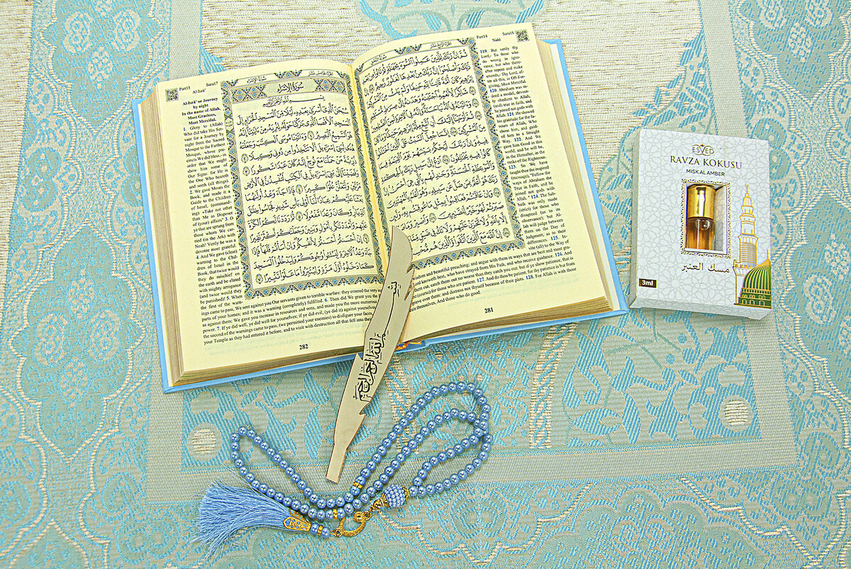 Quran with English Translation Medina Calligraphy and Prayer Rug Set Blue - 5