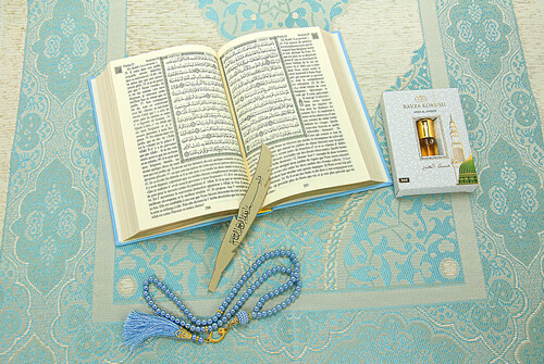 Quran with French Meaning and Medina Calligraphy and Prayer Rug Set Blue - 4