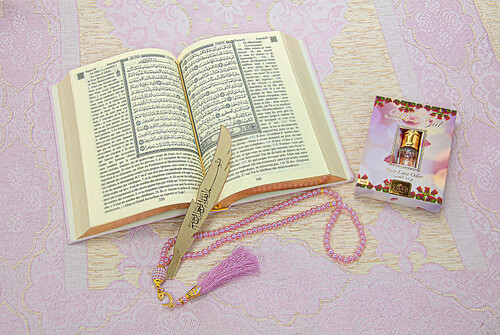 Quran with French Meaning and Medina Calligraphy and Prayer Rug Set Pink - 3