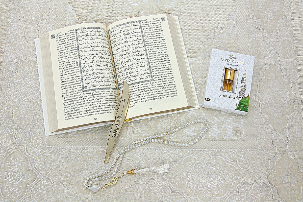 Quran with French Meaning and Medina Calligraphy and Prayer Rug Set White - 3