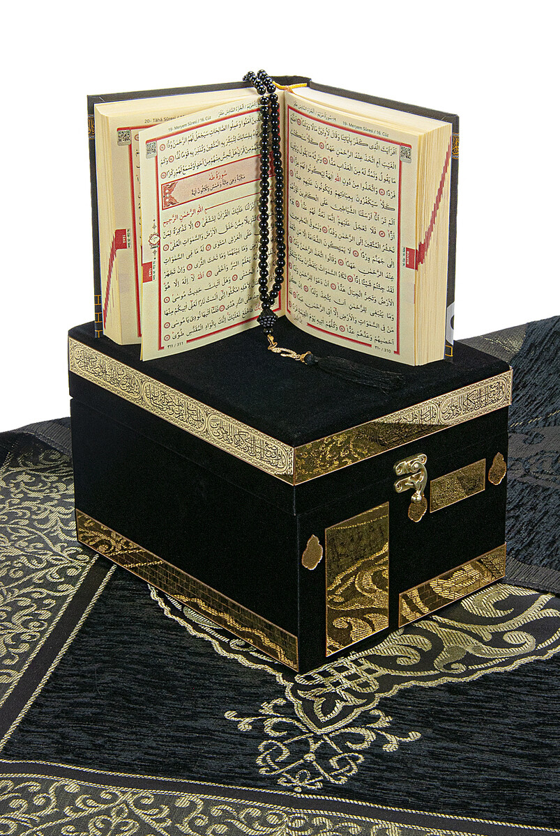 Velvet Covered Kaaba Boxed Rosary Koran Kerim and Prayer Rug Set - 4