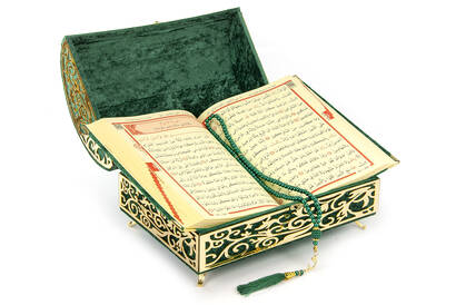 Velvet Covered Quran Set with Treasure Chest Green - 3